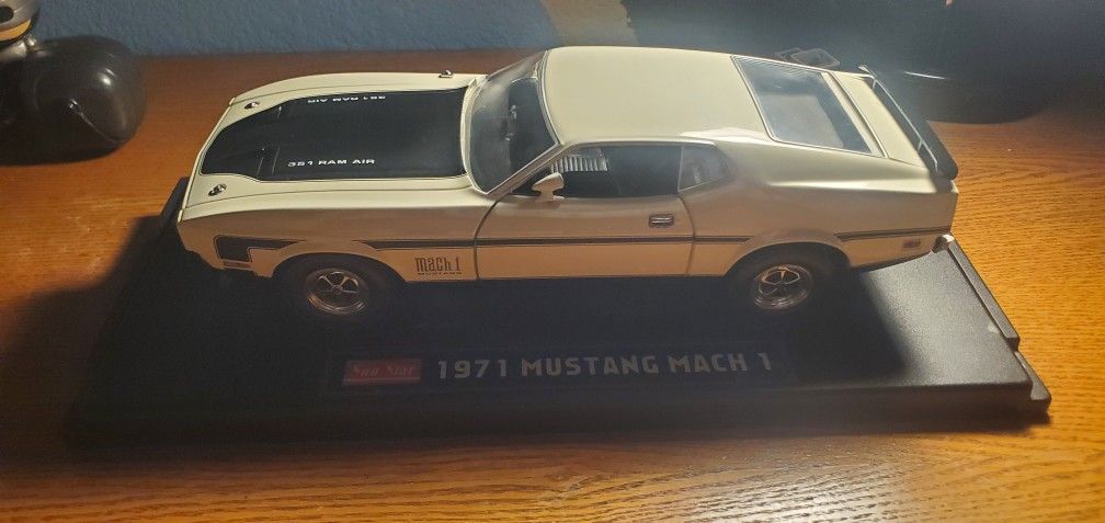 Sun Star 1971 Ford Mustang Mach I- White and Black - 1/18 scale - Diecast toy