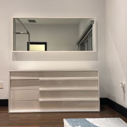 Modern 4 Drawer Dresser & Mirror