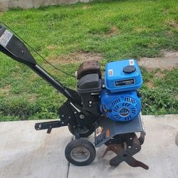 Rebolverora  de tierra trabaja muy bien