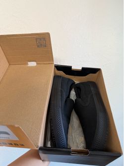 Non-slip women’s shoes size 7.