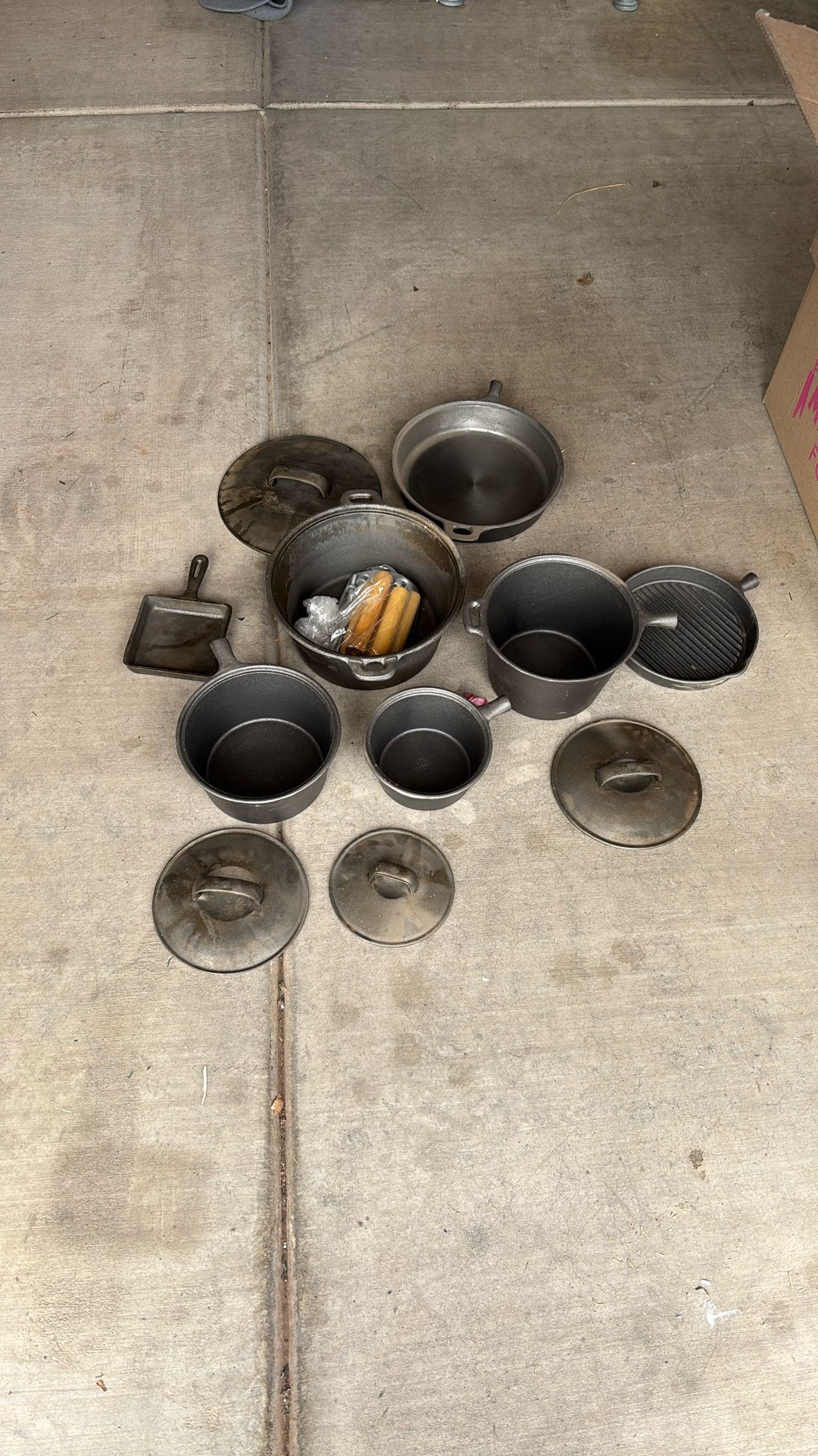 Cast-iron pot set