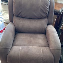 Fully electric recliner In EUG $150