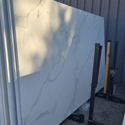 Quartz Slabs White base • Elegant gold + grey veining • Smooth premium finish  Upgrade your kitchen or bathroom with this beautifully balanced, 