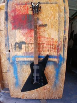 🔥Electric Bass For Sale 🔥Read Description Below and see pictures 🔥