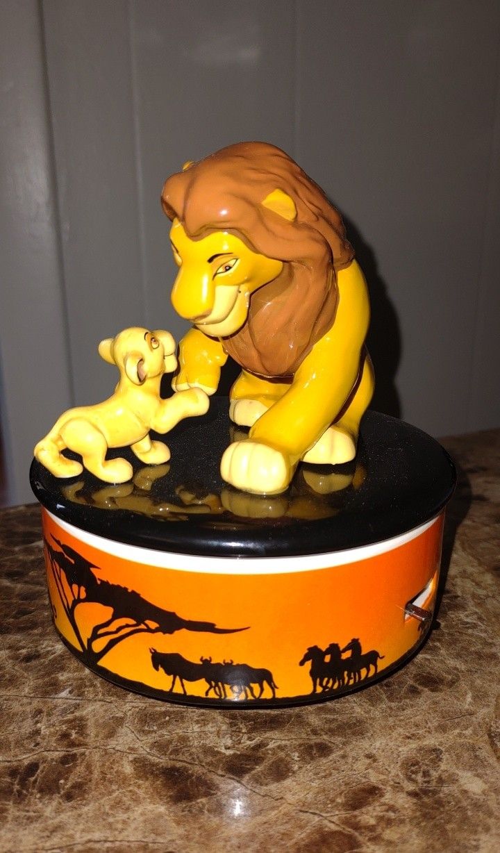 RARE DISNEY COLLECTABLES
5 Music Boxes and 1 Tree Topper.
From Schmid, Disney to Enesco