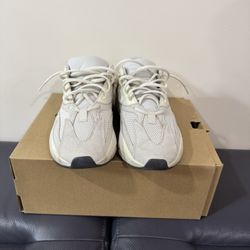 Yeezy 700 Analog size 9 (used)