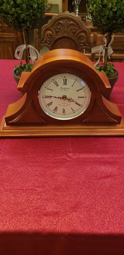 Mahagony Cherry Mantle Clock with Chimes