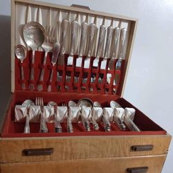 WM ROGERS OVERLAID SILVERPLATE - SILVERWARE CHEST SET 71 PIECES