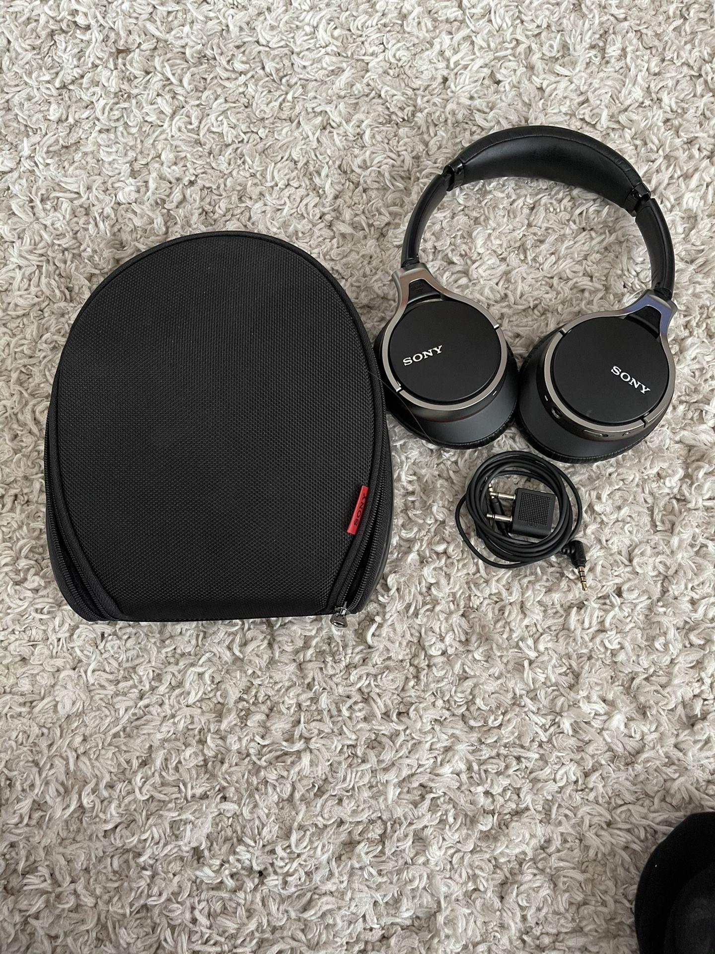 Sony MDR10RNC Noise Canceling Headphone Over Ear with Case and Accessories