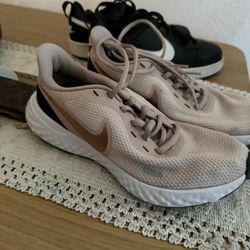 Nike Sneakers Size 6.5 And 5y 