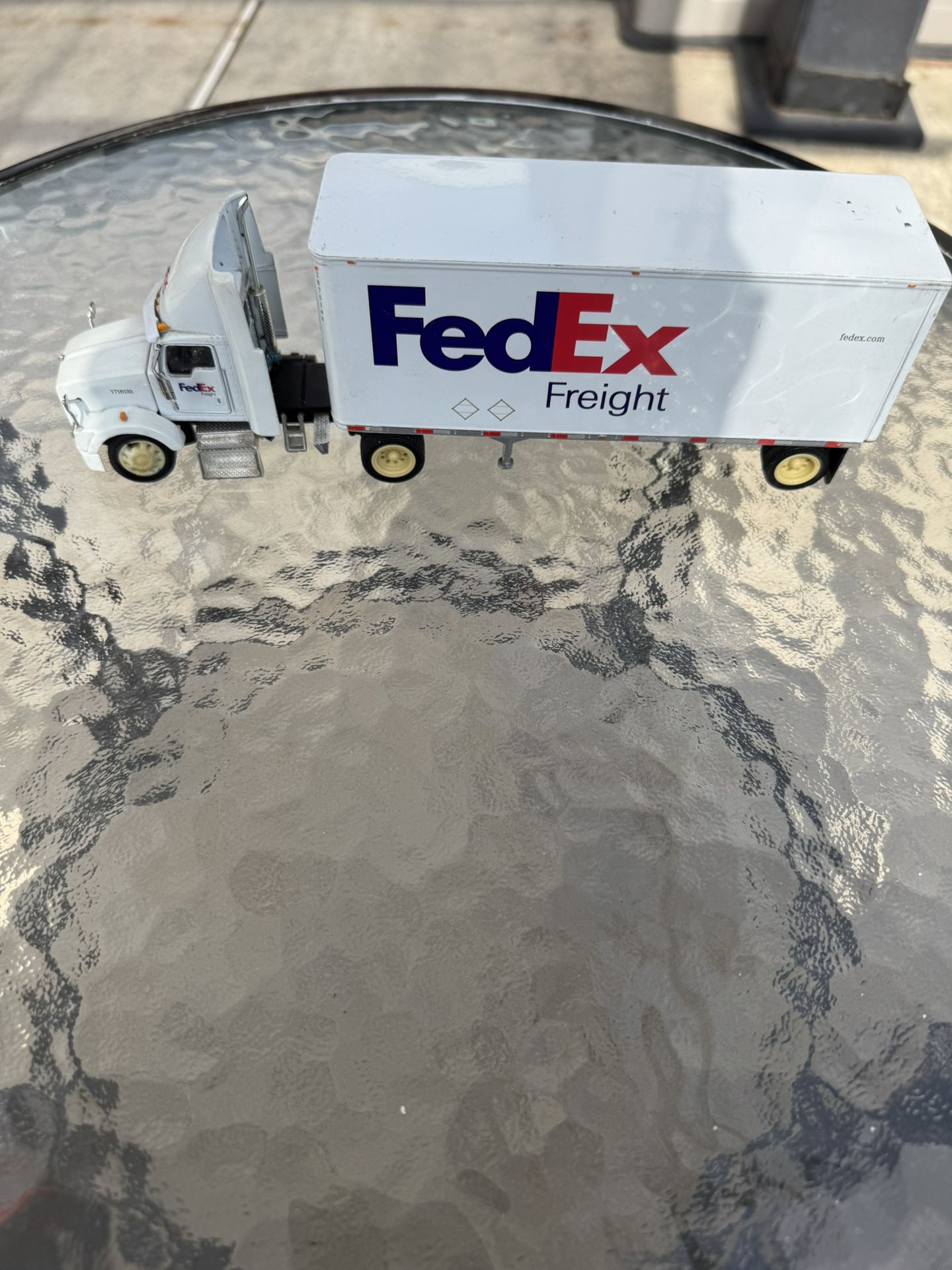 1/50 FedEx Peterbilt 579 Single Axle Day Cab w/ 1 Wabash 28’ Pup Trailers