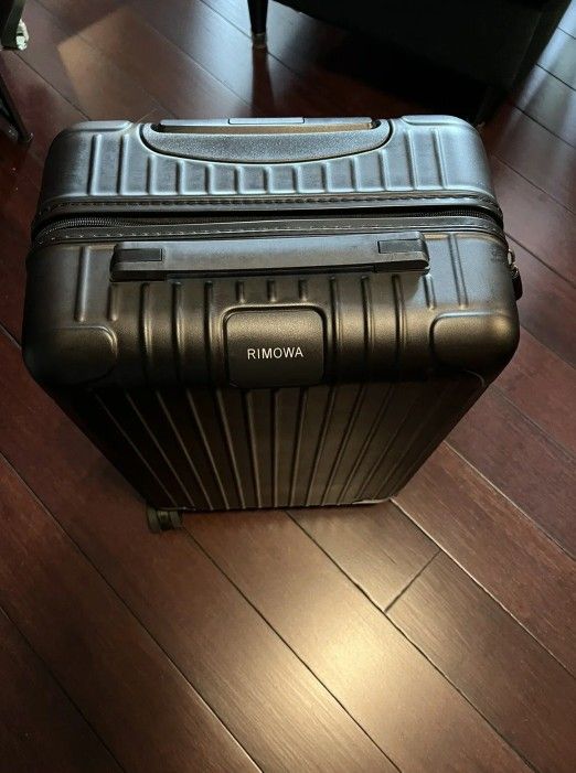 RIMOWA Essential Cabin 22-Inch Wheeled Carry-On in Matte Black (slightly  used) for Sale in Culver City, CA - OfferUp