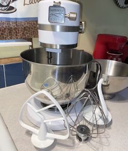 Kenmore Elite Stand Mixer White 2 Mixing Bowls w/ 3 Attachments Model  100.89 for Sale in Kngsly Lk, FL - OfferUp