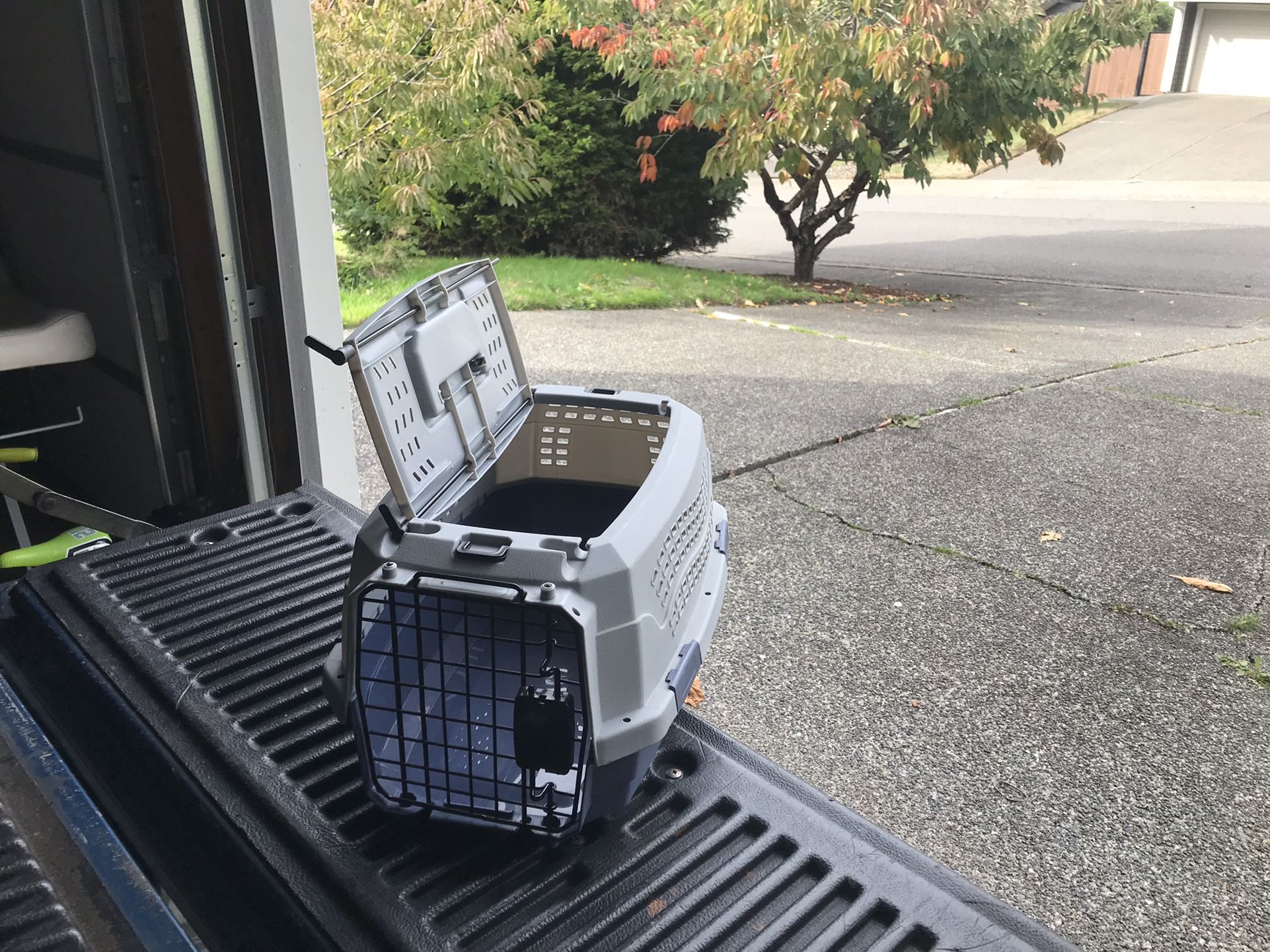 Small Dog Cat Rabbit Bunny Kennel Crate Carrier Like New 24" L by 10"by 10” H