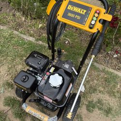 3600 PSI 2.5 GPM Cold Water Gas Professional Pressure Washer with HONDA GX200 Engine by DEWALT