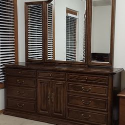 Quality Ethan Allen Classic Manor Maple Italian Triple Dresser/ w Mirror