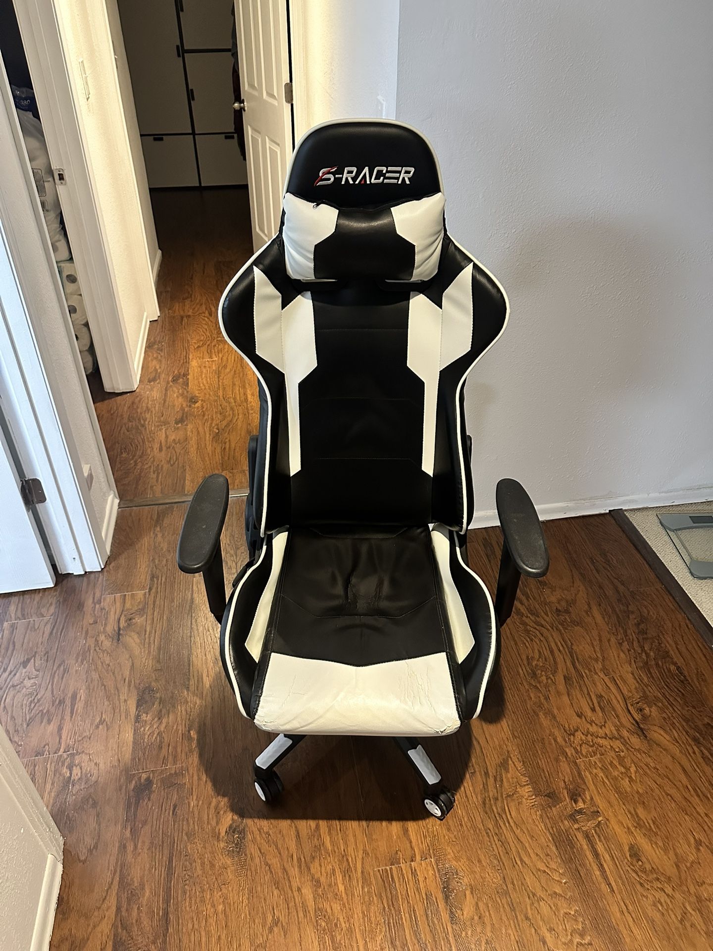 Black & White Gaming Chair (Used)