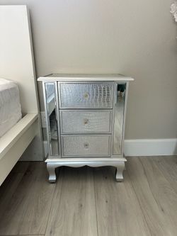 Set of 2 Mirrored Nightstands