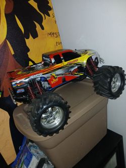 Traxxes Tmaxx 2.5 fwd everything is therr truck juxt need nitro fuel