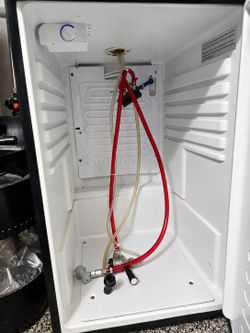 Danby Kegerator Draft Beverage System + 3 Kegs – AS IS
