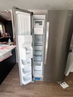 Whirlpool 22.6 cf Refrigerator in great condition.