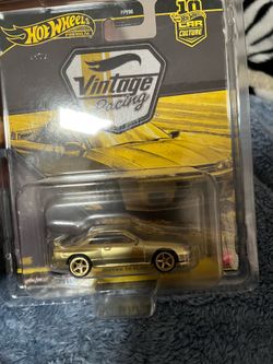 Gold R32 Vintage Racing Chase