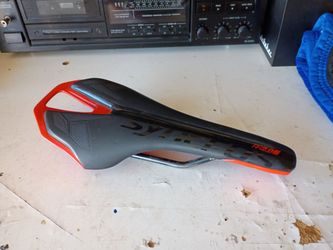 Red and black syncros brand bicycle seat in excellent condition