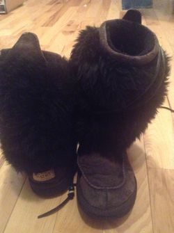 Brown ugg boots with black fur