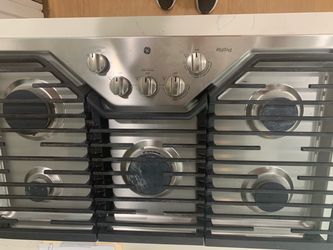 GE Gas Cooktop with vent hood