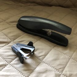 Desk Stapler And Staple Remover 