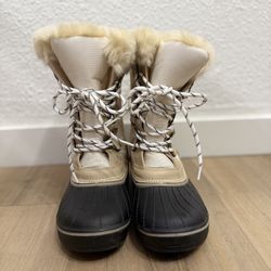 Dream Pairs Snow Boots Size Women 6 White/ Beige / Black 