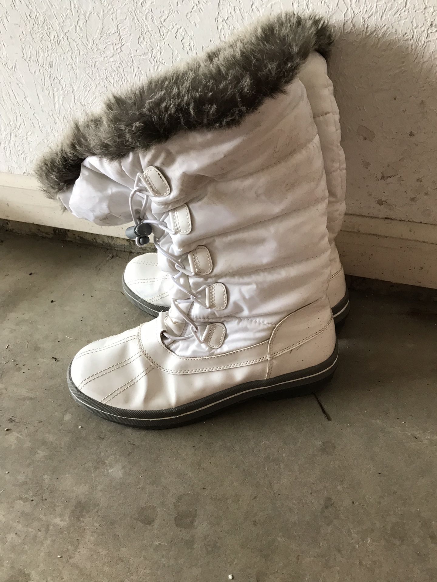 Size 9 women’s waterproof fur topped snow boots
