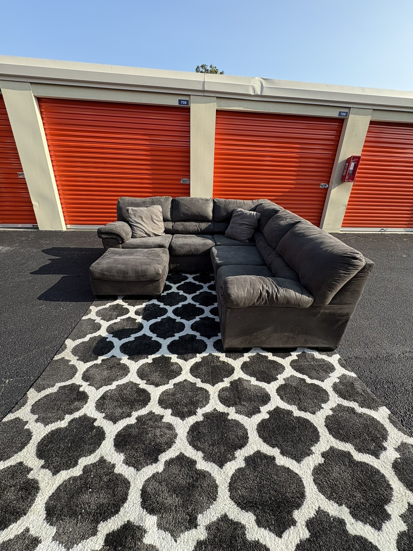FREE DELIVERY!Grey Sectional With Ottoman