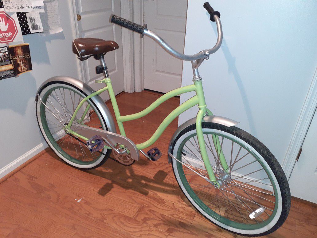 Fleshly painted Huffy Cranbrook Beach Cruiser 26 inch good condition rides smooth