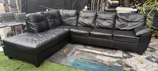 Black Leather Sectional Couch. Precio Incluye Delivery