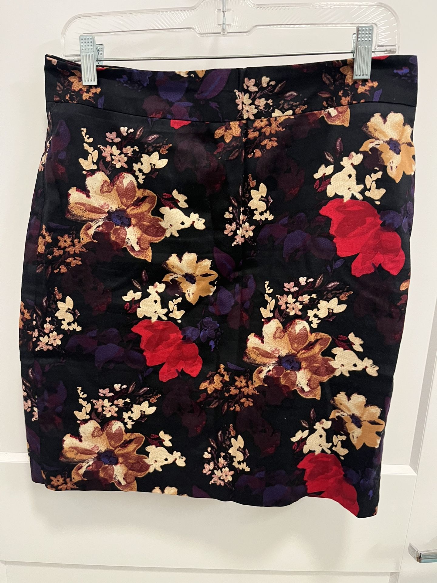 Loft Ladies Floral Knee Length Skirt - Size 6
