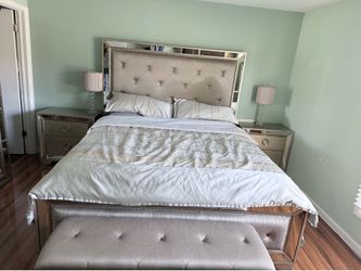 Pulaski Farrah Glamour Collection – King Size Bedroom Set (6 Pieces)