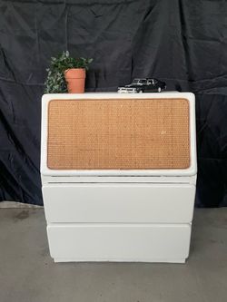 Dresser/ bedside cabinet