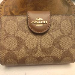 Coach Medium Corner Zip Wallet Signature Canvas IM/Khaki Saddle C0082 NWOT