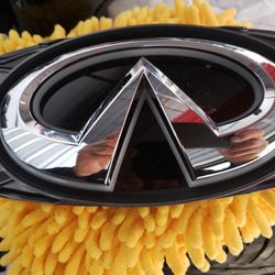 LIGHTED FACTORY INFINITI EMBLEM 
