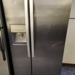 Precioso Refrigerador Whirlpool Seminuevo Un Año De Uso Side By Side Grande 33 Pulgadas De Ancho 21cuft Listo Para Usar Super Limpio Lo $350