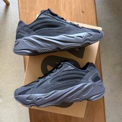 Adidas Yeezy Boost 700 V2 Vanta Black New Size 8.5