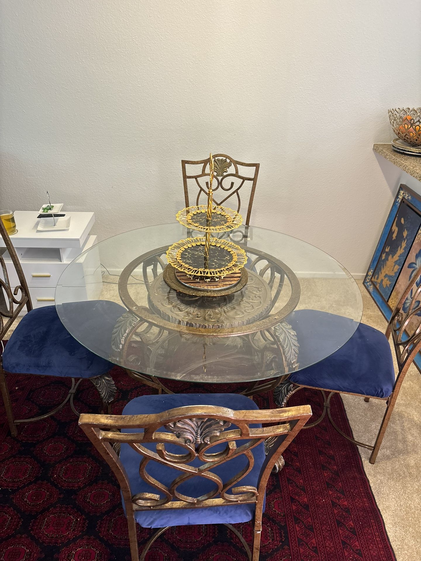 Elegant table + Chairs