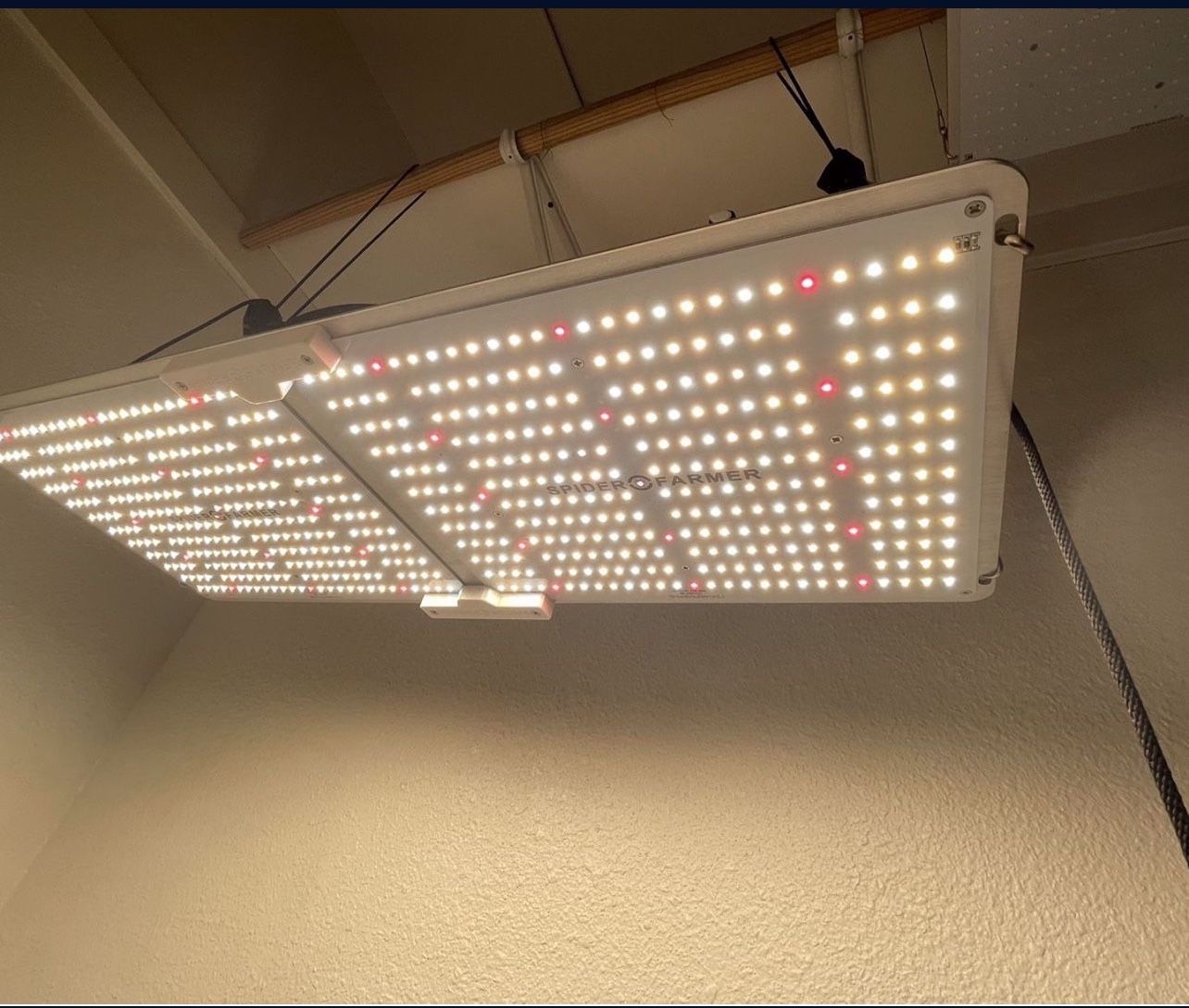 2 Spiderfarmer SF2000 Grow Lights