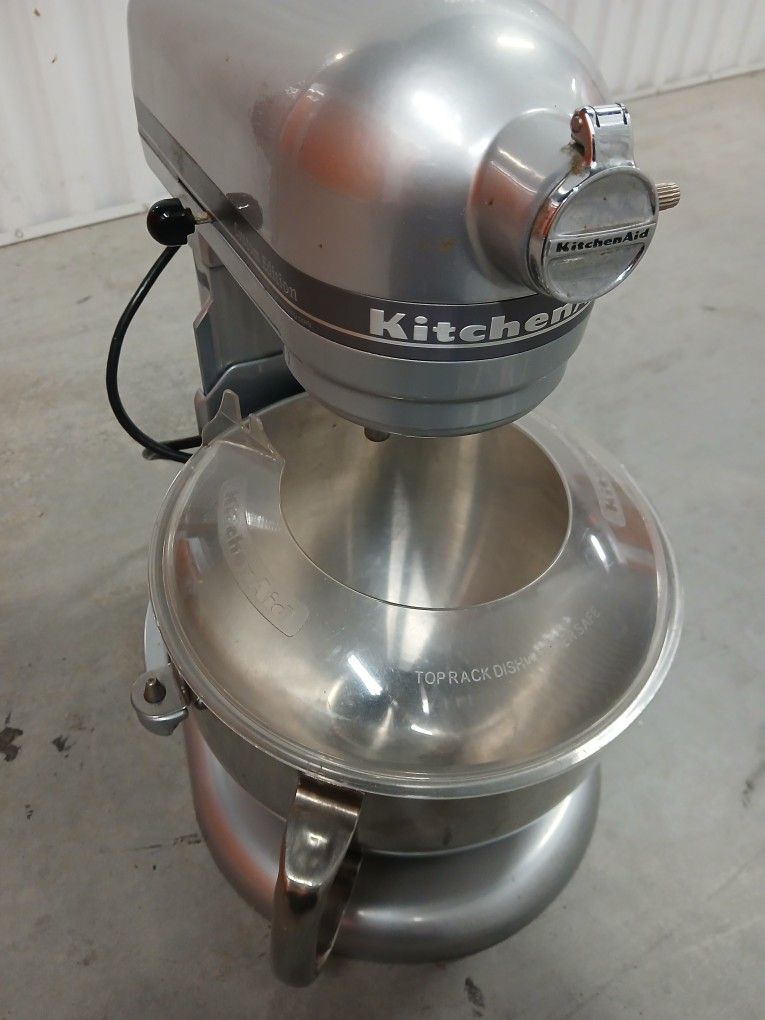 LIKE NEW: KitchenAid Stand Mixer