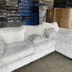BRAND NEW REVERSIBLE SECTIONAL SOFA WITH ALL PILLOWS INCLUDED 