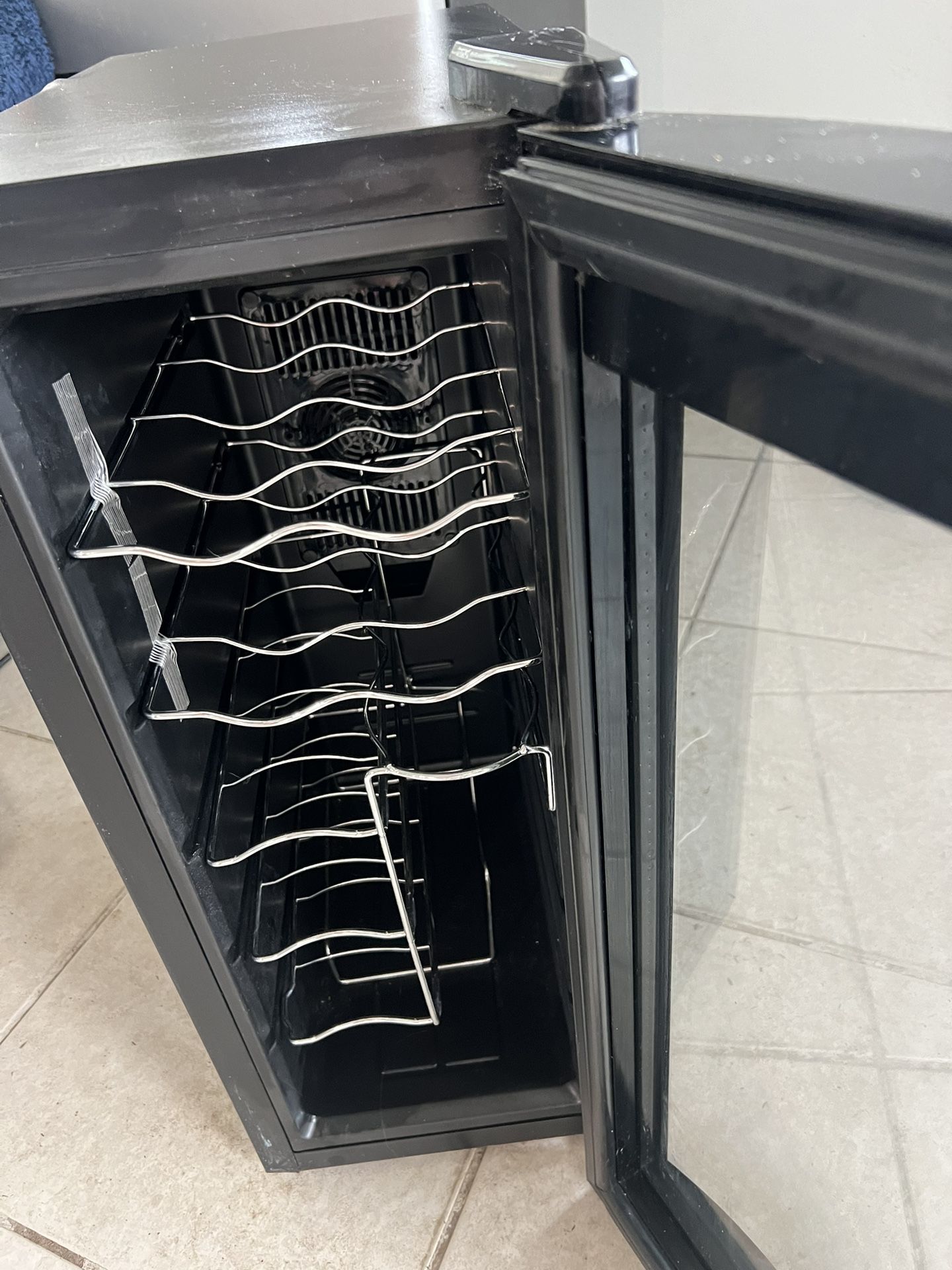Wine refrigerator