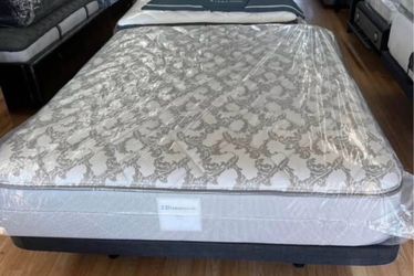 Queen Sealy Posturepedic plush mattress!:)