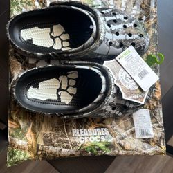 Crocs Pleasures