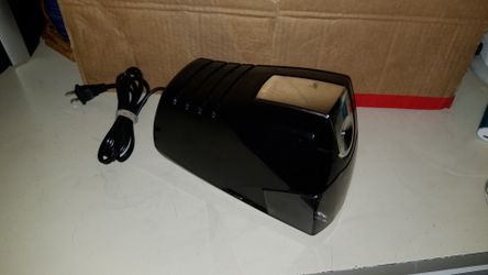 Staples Heavy Duty Electric Pencil Sharpener (21834), Black